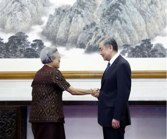 外交部长王毅会见泰国公主诗琳通---泰国留学优势凸显